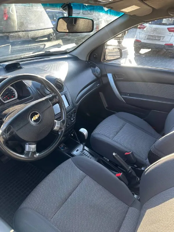 Продам chevrolet aveo, 2010 года, автомобиль с самой лучшей связкой 1,4 ecotec ( маленький расход и хорошая динамика ) + классический автомат aisin, автомат переключает плавно, мотор работает хорошо, надежный, неприхотливый и недорогой в обслуживании авто, мотор без турбин, атмосферник, автомобиль на r15 дисках, комплектация : кондиционер ( заправлен работает отлично ), печка также работает хорошо, стеклоподъемники работают, задние парктроники, магнитола с блютусом, aux. usb, автомобиль прошел полную химчистку салона, 3 - фазную полировку кузова, кузов выглядит хорошо, салон также целый, не затертый, автомобиль юридический чист, цена 530 000 город донецк, +79493303716 покупайте авто у проверенных продавцов, смотрите мой профиль телеграм (+79493303716) там все отзывы моих клиентов, всем добра 🤝✅ 📲 tg: ivan galchenko 📞 звоните: +7(949)3303716 - фотография - 7