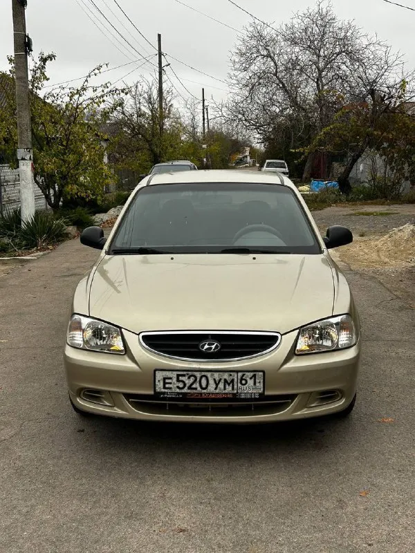 В продаже hyundai accent: - цена 465.000 рублей торг; - 2006 года выпуска; - родной пробег 212000 километров; - 1 хозяин (19 лет во владении); - весь в родном окрасе; - 5-ступенчатая мкпп; - 1.5 16 клапанный двигатель g4ec; комплектация мт1: — гур; — кондиционер; — обогрев заднего стекла; по машине есть не значительные моменты по лкп, это вздутия и рыжики на задних арках, без дыр! не большие царапины по бамперам, не критично, трещинка на лобовом стекле. стекла в круг родные кроме лобового, авто без, дтп родной окрас, по двигателю и коробке никаких нареканий нет, не дымит, не троит, не стучит, полностью обслужен и готов к эксплуатации. кондиционер заправлен, холодит, все функции авто рабочие. ходовая и днище в отличнейшем состоянии, по технике в идеальном состоянии. 🙎🏻‍♂️ @daparts180 📞 +79497427681 данил 📞 звоните: +7(949)7427681 - фотография - 1
