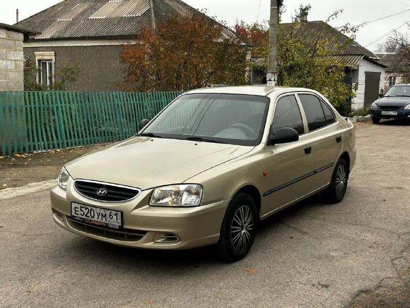В продаже hyundai accent: - цена 465.000 рублей торг; - 2006 года выпуска; - родной пробег 212000 километров; - 1 хозяин (19 лет во владении); - весь в родном окрасе; - 5-ступенчатая мкпп; - 1.5 16 клапанный двигатель g4ec; комплектация мт1: — гур; — кондиционер; — обогрев заднего стекла; по машине есть не значительные моменты по лкп, это вздутия и рыжики на задних арках, без дыр! не большие царапины по бамперам, не критично, трещинка на лобовом стекле. стекла в круг родные кроме лобового, авто без, дтп родной окрас, по двигателю и коробке никаких нареканий нет, не дымит, не троит, не стучит, полностью обслужен и готов к эксплуатации. кондиционер заправлен, холодит, все функции авто рабочие. ходовая и днище в отличнейшем состоянии, по технике в идеальном состоянии. 🙎🏻‍♂️ @daparts180 📞 +79497427681 данил 📞 звоните: +7(949)7427681 - фотография - 2