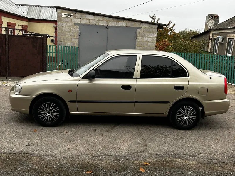 В продаже hyundai accent: - цена 465.000 рублей торг; - 2006 года выпуска; - родной пробег 212000 километров; - 1 хозяин (19 лет во владении); - весь в родном окрасе; - 5-ступенчатая мкпп; - 1.5 16 клапанный двигатель g4ec; комплектация мт1: — гур; — кондиционер; — обогрев заднего стекла; по машине есть не значительные моменты по лкп, это вздутия и рыжики на задних арках, без дыр! не большие царапины по бамперам, не критично, трещинка на лобовом стекле. стекла в круг родные кроме лобового, авто без, дтп родной окрас, по двигателю и коробке никаких нареканий нет, не дымит, не троит, не стучит, полностью обслужен и готов к эксплуатации. кондиционер заправлен, холодит, все функции авто рабочие. ходовая и днище в отличнейшем состоянии, по технике в идеальном состоянии. 🙎🏻‍♂️ @daparts180 📞 +79497427681 данил 📞 звоните: +7(949)7427681 - фотография - 3