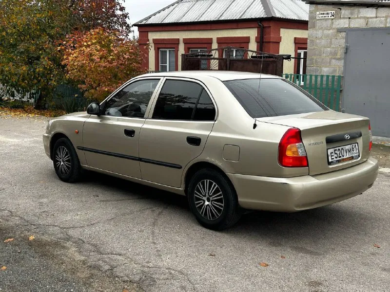 В продаже hyundai accent: - цена 465.000 рублей торг; - 2006 года выпуска; - родной пробег 212000 километров; - 1 хозяин (19 лет во владении); - весь в родном окрасе; - 5-ступенчатая мкпп; - 1.5 16 клапанный двигатель g4ec; комплектация мт1: — гур; — кондиционер; — обогрев заднего стекла; по машине есть не значительные моменты по лкп, это вздутия и рыжики на задних арках, без дыр! не большие царапины по бамперам, не критично, трещинка на лобовом стекле. стекла в круг родные кроме лобового, авто без, дтп родной окрас, по двигателю и коробке никаких нареканий нет, не дымит, не троит, не стучит, полностью обслужен и готов к эксплуатации. кондиционер заправлен, холодит, все функции авто рабочие. ходовая и днище в отличнейшем состоянии, по технике в идеальном состоянии. 🙎🏻‍♂️ @daparts180 📞 +79497427681 данил 📞 звоните: +7(949)7427681 - фотография - 4