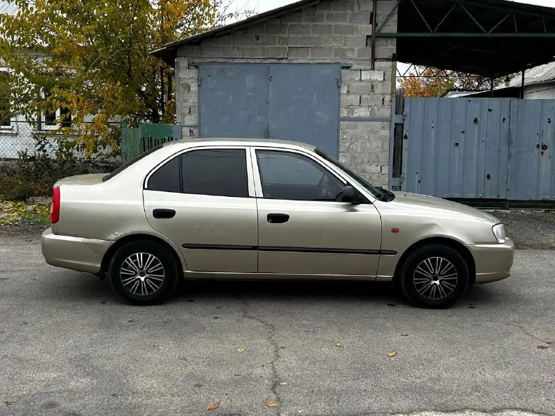 В продаже hyundai accent: - цена 465.000 рублей торг; - 2006 года выпуска; - родной пробег 212000 километров; - 1 хозяин (19 лет во владении); - весь в родном окрасе; - 5-ступенчатая мкпп; - 1.5 16 клапанный двигатель g4ec; комплектация мт1: — гур; — кондиционер; — обогрев заднего стекла; по машине есть не значительные моменты по лкп, это вздутия и рыжики на задних арках, без дыр! не большие царапины по бамперам, не критично, трещинка на лобовом стекле. стекла в круг родные кроме лобового, авто без, дтп родной окрас, по двигателю и коробке никаких нареканий нет, не дымит, не троит, не стучит, полностью обслужен и готов к эксплуатации. кондиционер заправлен, холодит, все функции авто рабочие. ходовая и днище в отличнейшем состоянии, по технике в идеальном состоянии. 🙎🏻‍♂️ @daparts180 📞 +79497427681 данил 📞 звоните: +7(949)7427681 - фотография - 7