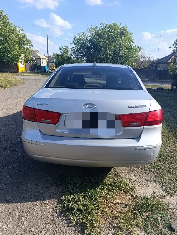 Продам hyundai сонату нф 2009года рестайл, двигатель 2.4 бензин/газа, коробка автомат 5 ст, один хозяин, цена 770000₽ торг, город иловайск, перекупам не звонить, номер+79495111479 📞 звоните: +7(949)5111479 - фотография - 1