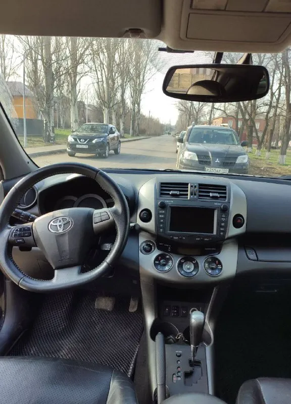 Продам toyota rav 4 2011 года выпуска. пробег 218000 машина в хорошем техническом состоянии. максимальная комплектация. машина вложений не требует. машина находится пгт володарское по всем вопросам звонить по номеру +79495537708 цена 1300000 📲 tg: @fedorovich070 📞 звоните: +7(949)5537708 - фотография - 7