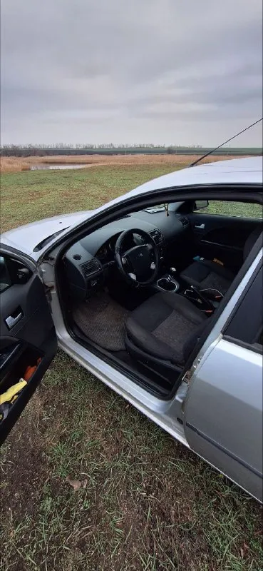 Ford мондео iii 2002 года — надёжный автомобиль для всей семьи! основные характеристики: год выпуска: 2002 двигатель: 1.8 л, бензин мощность: 125 л. с. коробка передач: механика привод: передний тип кузова: седан техническое состояние: двигатель работает стабильно механика переключает плавно ходовая часть в хорошем состоянии есть нюансы по кузову кондиционером нужно заниматься все электростеклоподъёмники работают дополнительные преимущества: вместительный салон большой багажник хорошая шумоизоляция экономичный расход топлива установлена заводская сигнализация комплектация: два комплекта ключей птс в порядке все документы для переоформления готовы цена: 250000₽ контакты: +79490875707 г. мариуполь примечание: автомобиль на полном ходу, готов к эксплуатации. зимняя резина в подарок. звоните, отвечу на все вопросы! 📲 tg: @qt07v 📞 звоните: +7(949)0875707 - фотография - 4