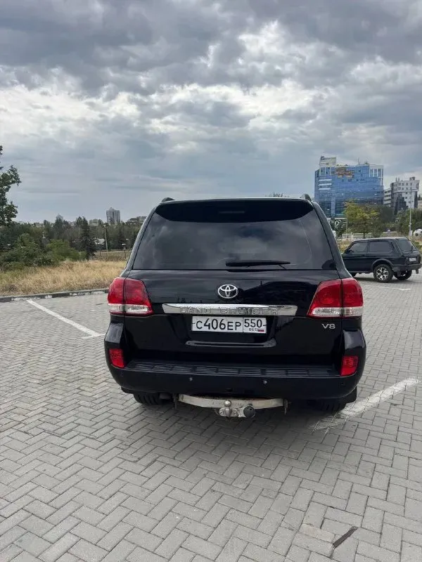 Toyota landcruiser 200, 2008 год, надежнейший 4.5 дизель, 235 сил (доналог✅), автомат, полный привод✅ реальный родной пробег всего 190 тыс км🔥 птс - оригинал, 3 владельца✅ хорошая автотека✅ всего 2,5 косметических окраса, ничего критичного (крыша и проемы - в родне)✅ мотор, акпп и подвеска - идеал✅ ни единой ошибки, весь обслужен от и до✅ рама, вин - отлично✅ ни рыжиков, ничего - отличный внешний вид✅ шикарное состояние и по салону✅ богатая комплектация (включая фаркоп, люк и третий ряд сидений) цена 3.300 млн торг🤑 телефон для связи +79493012414 📞 звоните: +7(949)3012414 - фотография - 3