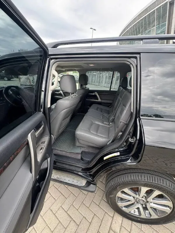 Toyota landcruiser 200, 2008 год, надежнейший 4.5 дизель, 235 сил (доналог✅), автомат, полный привод✅ реальный родной пробег всего 190 тыс км🔥 птс - оригинал, 3 владельца✅ хорошая автотека✅ всего 2,5 косметических окраса, ничего критичного (крыша и проемы - в родне)✅ мотор, акпп и подвеска - идеал✅ ни единой ошибки, весь обслужен от и до✅ рама, вин - отлично✅ ни рыжиков, ничего - отличный внешний вид✅ шикарное состояние и по салону✅ богатая комплектация (включая фаркоп, люк и третий ряд сидений) цена 3.300 млн торг🤑 телефон для связи +79493012414 📞 звоните: +7(949)3012414 - фотография - 5