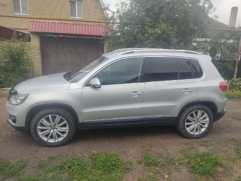 Продаю volkswagen tiguan 2.0 tsi at 2011г. , 170 л. С. , акпп, 4wd, пробег 225 000км. Автомобиль в хорошем техническом и внешнем состоянии. Подогрев сидений. Парктроники. Заводской ксенон с адаптивной оптикой. Мультимедиа мп3, aux, cd. Круиз-контроль. Мульти-руль. Двухзонный климат контроль холодит отлично, печка греет. Стеклоподъемники на все двери. Электрорегулировка и обогрев зеркал заднего вида. Датчик дождя и света. Работает каждая кнопка. Два комплекта резины литые диски лето, зима штампы с оригинальными колпаками. Приезжайте смотрите все расскажу. Разумный торг уместен. Перекупов и салоны просьба не беспокоить. Цена 1150000₽. Телефон +7 949 385-14-76
📞 Звоните: +7(949)3851476 - фотография - 1