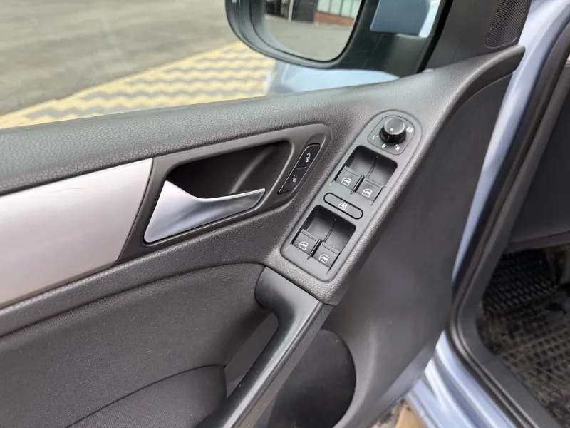 Доброго времени суток👋🏻 volkswagen golf 6 🟢год: 2010 🟢пробег: 174 000 км. родной 100% 🟢двигатель: бензин, 1.4т (122л. с.) 🟢коробка: робот 7ст. 🟢стоимость: 800.000💰 торг👌🏻 комплектация: двух-зонный климат контроль, сенсорная мультимедиа, с блютуз, камера заднего вида, задние патронники, подогрев сидений, обогрев боковых зеркал, автоматический 4 стеклоподъемника, ✅коробка обслужена, мехатроники, сцепление, вилки, менялись (нареканий нет), переключает быстро, не пинает. ✅двигатель работает как часики, масло не ест, менялось по регламенту. бензин 95 с присадками - 100 заливал. ходовая отрабатывает как надо, ничего не стучит, не скрипит. территориально авто находится в горловке, более подробно звоните, пишите, на все вопросы отвечу, автотеку вышлю! продаю потому что нужна машина побольше и повыше💪🏻 телефон для связи❗️ +79017891232 telegram и whatsapp ❗️ +79257308859 - фотография - 10