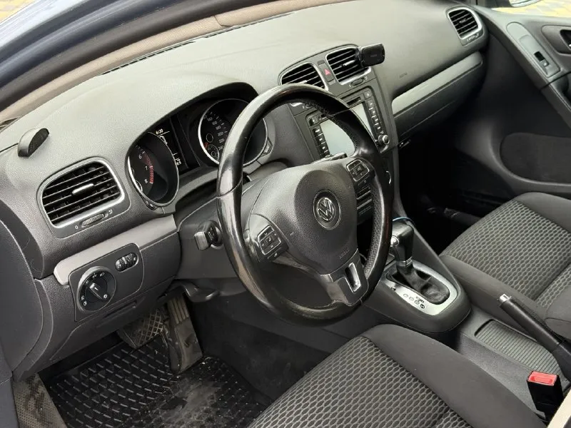 Доброго времени суток👋🏻 volkswagen golf 6 🟢год: 2010 🟢пробег: 174 000 км. родной 100% 🟢двигатель: бензин, 1.4т (122л. с.) 🟢коробка: робот 7ст. 🟢стоимость: 800.000💰 торг👌🏻 комплектация: двух-зонный климат контроль, сенсорная мультимедиа, с блютуз, камера заднего вида, задние патронники, подогрев сидений, обогрев боковых зеркал, автоматический 4 стеклоподъемника, ✅коробка обслужена, мехатроники, сцепление, вилки, менялись (нареканий нет), переключает быстро, не пинает. ✅двигатель работает как часики, масло не ест, менялось по регламенту. бензин 95 с присадками - 100 заливал. ходовая отрабатывает как надо, ничего не стучит, не скрипит. территориально авто находится в горловке, более подробно звоните, пишите, на все вопросы отвечу, автотеку вышлю! продаю потому что нужна машина побольше и повыше💪🏻 телефон для связи❗️ +79017891232 telegram и whatsapp ❗️ +79257308859 - фотография - 6