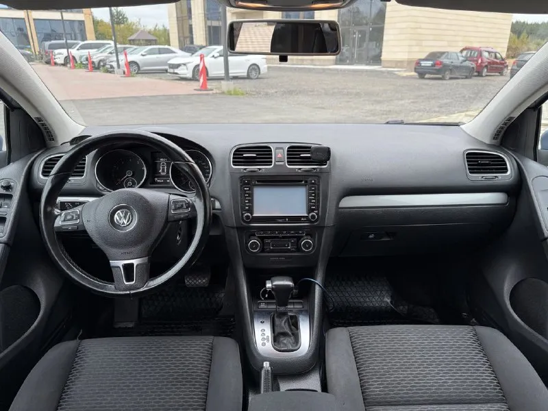Доброго времени суток👋🏻 volkswagen golf 6 🟢год: 2010 🟢пробег: 174 000 км. родной 100% 🟢двигатель: бензин, 1.4т (122л. с.) 🟢коробка: робот 7ст. 🟢стоимость: 800.000💰 торг👌🏻 комплектация: двух-зонный климат контроль, сенсорная мультимедиа, с блютуз, камера заднего вида, задние патронники, подогрев сидений, обогрев боковых зеркал, автоматический 4 стеклоподъемника, ✅коробка обслужена, мехатроники, сцепление, вилки, менялись (нареканий нет), переключает быстро, не пинает. ✅двигатель работает как часики, масло не ест, менялось по регламенту. бензин 95 с присадками - 100 заливал. ходовая отрабатывает как надо, ничего не стучит, не скрипит. территориально авто находится в горловке, более подробно звоните, пишите, на все вопросы отвечу, автотеку вышлю! продаю потому что нужна машина побольше и повыше💪🏻 телефон для связи❗️ +79017891232 telegram и whatsapp ❗️ +79257308859 - фотография - 7