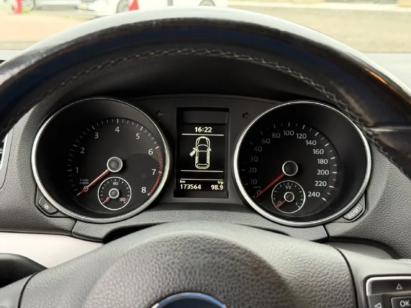 Доброго времени суток👋🏻 volkswagen golf 6 🟢год: 2010 🟢пробег: 174 000 км. родной 100% 🟢двигатель: бензин, 1.4т (122л. с.) 🟢коробка: робот 7ст. 🟢стоимость: 800.000💰 торг👌🏻 комплектация: двух-зонный климат контроль, сенсорная мультимедиа, с блютуз, камера заднего вида, задние патронники, подогрев сидений, обогрев боковых зеркал, автоматический 4 стеклоподъемника, ✅коробка обслужена, мехатроники, сцепление, вилки, менялись (нареканий нет), переключает быстро, не пинает. ✅двигатель работает как часики, масло не ест, менялось по регламенту. бензин 95 с присадками - 100 заливал. ходовая отрабатывает как надо, ничего не стучит, не скрипит. территориально авто находится в горловке, более подробно звоните, пишите, на все вопросы отвечу, автотеку вышлю! продаю потому что нужна машина побольше и повыше💪🏻 телефон для связи❗️ +79017891232 telegram и whatsapp ❗️ +79257308859 - фотография - 9