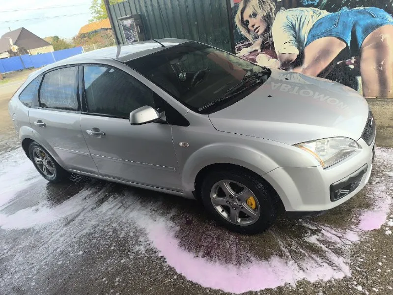 Срочно продам ford фокус 2 хечбек,2007г. по техпаспорту. 1.6. по кузову есть нюансы, нечего критичного. новая зимняя резине. стоит хорошая музыка. номер+79493642515(тг). цена 300к с музыкой, без музыки 250к 📞 звоните: +7(949)3642515 - фотография - 3