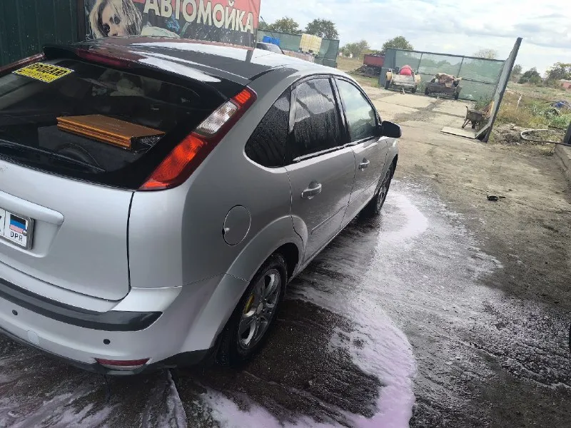 Срочно продам ford фокус 2 хечбек,2007г. по техпаспорту. 1.6. по кузову есть нюансы, нечего критичного. новая зимняя резине. стоит хорошая музыка. номер+79493642515(тг). цена 300к с музыкой, без музыки 250к 📞 звоните: +7(949)3642515 - фотография - 4