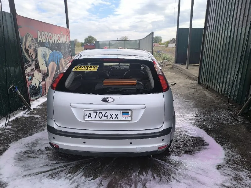 Срочно продам ford фокус 2 хечбек,2007г. по техпаспорту. 1.6. по кузову есть нюансы, нечего критичного. новая зимняя резине. стоит хорошая музыка. номер+79493642515(тг). цена 300к с музыкой, без музыки 250к 📞 звоните: +7(949)3642515 - фотография - 5