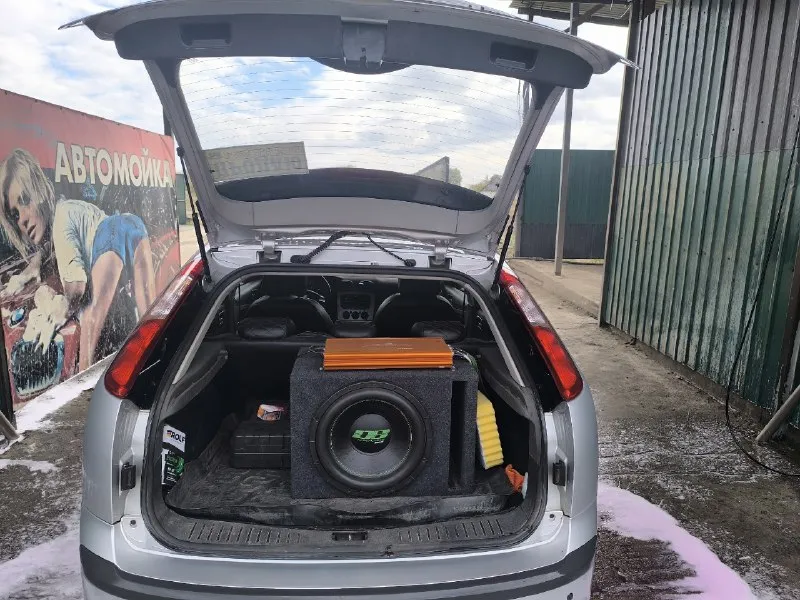 Срочно продам ford фокус 2 хечбек,2007г. по техпаспорту. 1.6. по кузову есть нюансы, нечего критичного. новая зимняя резине. стоит хорошая музыка. номер+79493642515(тг). цена 300к с музыкой, без музыки 250к 📞 звоните: +7(949)3642515 - фотография - 7