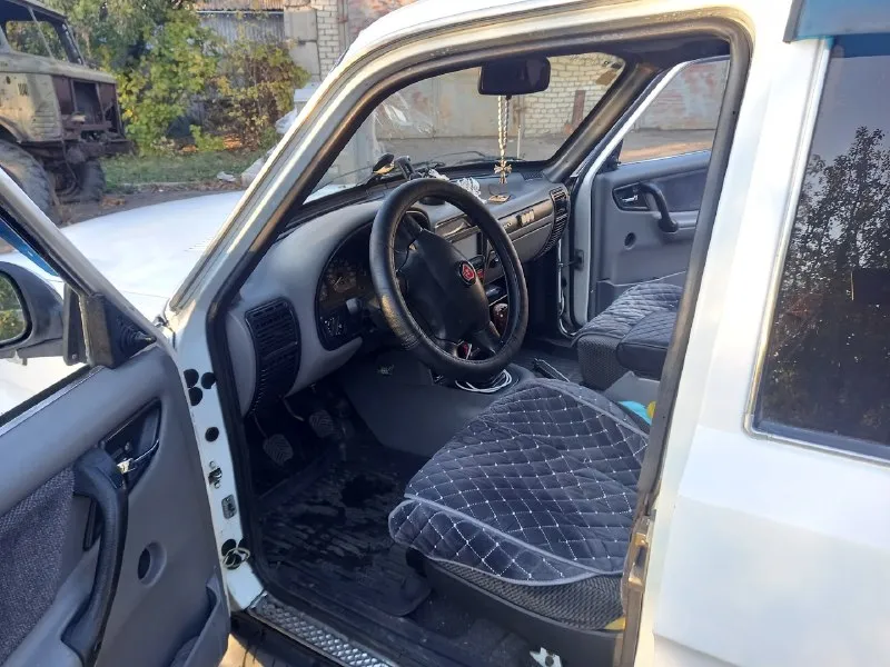 Продам газ 3110 год 2001. пробег 213500 км. мотор 2,5 16 кл. кпп 5 ск. два комплекта колёс, зимние колёса с шипами. два комплекта ключей и сигнализация с обратной связью. недавно поменяны все рабочие жидкости, патрубки, шланги, помпа, катушки зажигания с проводами, выхлопная, тормозные колодки с дисками, рулевые тяги и амортизаторы. есть электро-стекло-подъёмники, обогрев стекла, регулировка поясничной поддержки и мягкий пластик на торпедо. а прямой карданный вал уменьшает количество вибраций, что придаёт больше комфорта при езде в просторном салоне автомобиля с большим багажником, а сочетание мотора с 5и скоростной кпп делает это экономнее. цена 250000 рос. руб. авто в г. шахтёрск, +7 949 377 42 18 📞 звоните: +7(949)3774218 - фотография - 4