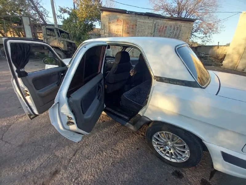 Продам газ 3110 год 2001. пробег 213500 км. мотор 2,5 16 кл. кпп 5 ск. два комплекта колёс, зимние колёса с шипами. два комплекта ключей и сигнализация с обратной связью. недавно поменяны все рабочие жидкости, патрубки, шланги, помпа, катушки зажигания с проводами, выхлопная, тормозные колодки с дисками, рулевые тяги и амортизаторы. есть электро-стекло-подъёмники, обогрев стекла, регулировка поясничной поддержки и мягкий пластик на торпедо. а прямой карданный вал уменьшает количество вибраций, что придаёт больше комфорта при езде в просторном салоне автомобиля с большим багажником, а сочетание мотора с 5и скоростной кпп делает это экономнее. цена 250000 рос. руб. авто в г. шахтёрск, +7 949 377 42 18 📞 звоните: +7(949)3774218 - фотография - 5