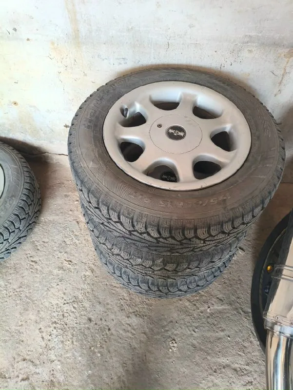 Продам газ 3110 год 2001. пробег 213500 км. мотор 2,5 16 кл. кпп 5 ск. два комплекта колёс, зимние колёса с шипами. два комплекта ключей и сигнализация с обратной связью. недавно поменяны все рабочие жидкости, патрубки, шланги, помпа, катушки зажигания с проводами, выхлопная, тормозные колодки с дисками, рулевые тяги и амортизаторы. есть электро-стекло-подъёмники, обогрев стекла, регулировка поясничной поддержки и мягкий пластик на торпедо. а прямой карданный вал уменьшает количество вибраций, что придаёт больше комфорта при езде в просторном салоне автомобиля с большим багажником, а сочетание мотора с 5и скоростной кпп делает это экономнее. цена 250000 рос. руб. авто в г. шахтёрск, +7 949 377 42 18 📞 звоните: +7(949)3774218 - фотография - 8