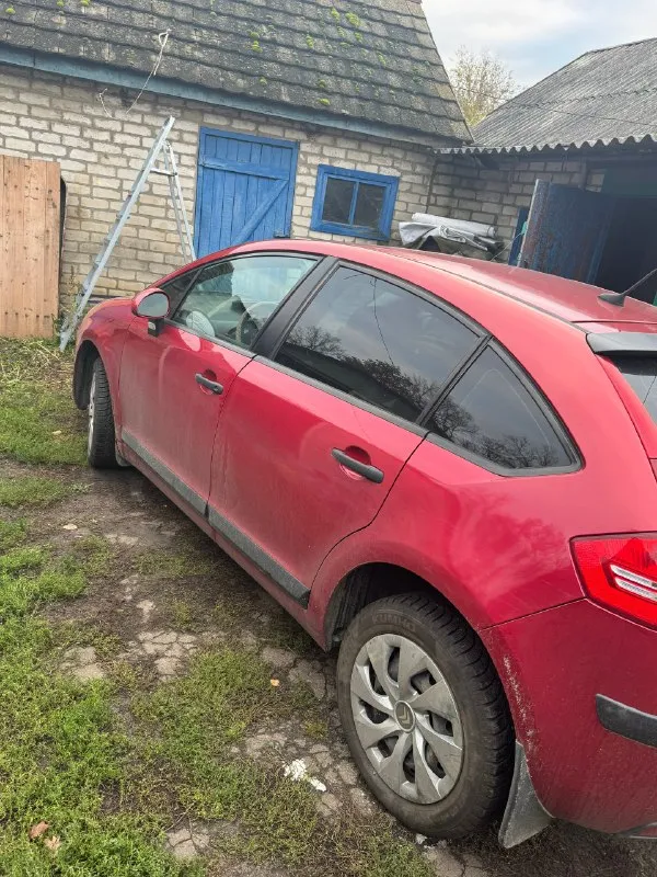 Продаю свой личный автомобиль citroen с4 2007год, мотор 1,6.16 клапанный кузов в родной краске, ни одна деталь не крашеная, кузов ацынкованый, автомобиль без вложений есть жизниненные моменты, немного полез лак, цена -430 +79592234395 📞 звоните: +7(959)2234395 - фотография - 3