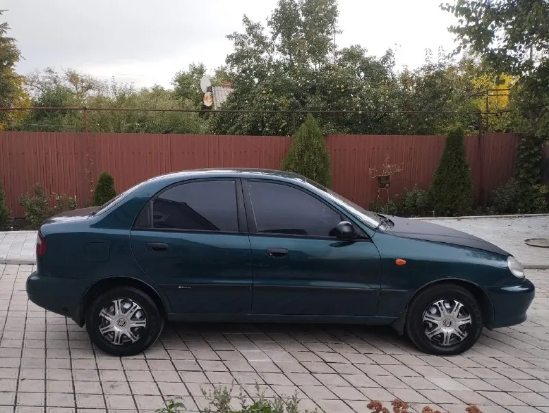 Продам свой автомобиль daewoo ланос 2004 г. в. , 1,5л. , 86 л. с. , кузов польский, сборка запорожье, передние стеклоподъёмники, галогенки, общий пробег 245000км. , после полного капремонта двигателя с заменой коленвала 50000км. , пороги заменены, оценкованные, просит внимания (не срочно) только задняя левая арка, на фото видно, более рыжиков нет нигде, низ дверей, днище, пороги всё целое, двигатель масло не ест, работает тихо и ровно, установлен газ 4 поколения (италия), стоит почти новая корейская летняя резина nexen, масло, охлаждайка, фильтра замены, за машиной ухаживал, в одних руках с 2013 года, кто купит будет доволен! 240 000р. макеевка. +7949-317-78-09 📞 звоните: +7(949)3177809 - фотография - 4
