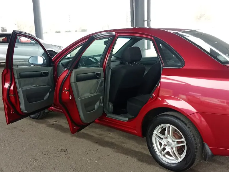 Цена 615 000 + торг продам chevrolet lacetti шывроле лачети корейской сборки авто в идеальном состоянии!! ✓1 хозяин куплен в авто салоне донецка ✓ 2007 год мотор1.6 16 клапанов пробег родной 141 000т км!!! бес единого дтп !! нет нигде коррозии ржавчин царапин и мятин !!! пороги дно стаканы как в новом авто салон идеален ! за авто следили и менялось всё вовремя!! три тыщи км назат заменили масло ремень ролики и свечи по ходовой части всё что нужно было тоже поменял ! авто в ходу как новенькая не стучит ни скрипит мотор работает идеально ! комплектацыя кондиционер заправлен холодит отлично ! гидро усилитель стекло подъемники абс подушки безопасности подогрев зеркал магнитола с экраном камера заднего вида два комплекта колёс лето почти новая и зема на шипах с дисками 2 ключа и серверные книжки осмотр донец номер телефона +79495126369 тут и телеграм 📞 звоните: +7(949)5126369 - фотография - 5