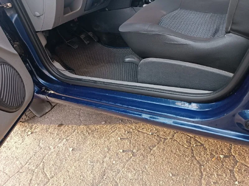 Продам свой автомобиль. renault symbol 2007 года. реальный пробег 215 тыс. км. двигатель 1.4, 8-ми клапанный, механика, бензин. самый надежный, простой и ремонтопригодный вариант. едет вполне бодро и комфортно, даже по трассе. машина в отличном состоянии (как внешне, так и технически, и также салон). нет ржавчины и рыжиков. комплектация: кондиционер, печка, передние электростеклоподъемники, электрорегулировка зеркал, подогрев зеркал и заднего стекла, гидроусилитель, магнитола, регулировка положения руля, центральный замок, иммобилайзер. недавно заменены: передние амортизаторы, втулки стабилизаторов, глушитель, задние тормозные барабаны, втулочные подшипники, аккумулятор. жидкости менялись вовремя. ремень, ролики, и тд – 10 тыс. км. назад. почти новая летняя и зимняя резина на дисках. на российском учете в донецке, я один хозяин. смотреть можно в ворошиловском р-не донецка. все подробности обсудим по телефону. стоимость – 360 тыс. р. торг возможен. +79496392656 - фотография - 2