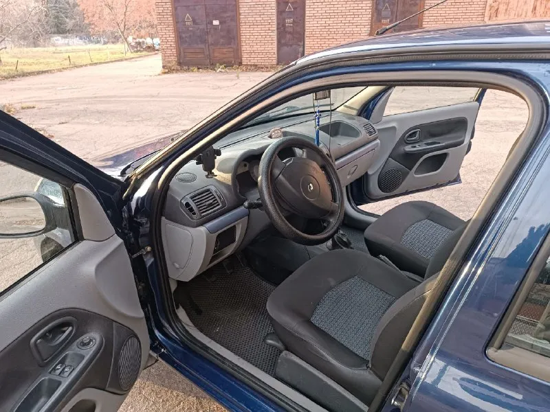 Продам свой автомобиль. renault symbol 2007 года. реальный пробег 215 тыс. км. двигатель 1.4, 8-ми клапанный, механика, бензин. самый надежный, простой и ремонтопригодный вариант. едет вполне бодро и комфортно, даже по трассе. машина в отличном состоянии (как внешне, так и технически, и также салон). нет ржавчины и рыжиков. комплектация: кондиционер, печка, передние электростеклоподъемники, электрорегулировка зеркал, подогрев зеркал и заднего стекла, гидроусилитель, магнитола, регулировка положения руля, центральный замок, иммобилайзер. недавно заменены: передние амортизаторы, втулки стабилизаторов, глушитель, задние тормозные барабаны, втулочные подшипники, аккумулятор. жидкости менялись вовремя. ремень, ролики, и тд – 10 тыс. км. назад. почти новая летняя и зимняя резина на дисках. на российском учете в донецке, я один хозяин. смотреть можно в ворошиловском р-не донецка. все подробности обсудим по телефону. стоимость – 360 тыс. р. торг возможен. +79496392656 - фотография - 3