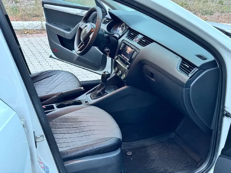 Skoda octavia а7 рестайл 2018год пробег 187 500 км коробка автомат кондиционер ходовка в идеале и коробка как часы всё работает до последней кнопки. ... нет ни сколов ни рыжиков не варилась, гнили тем более нигде нет. ... салон чистый и опрятный. .. резина новая лето. ... вообщем сел и поехал. ... машина без вложений, и вкладываться долго не придется. .. цена 1 250 000руб. хороший торг у капота +79494024176 📲 tg: алексей 📞 звоните: +7(949)4024176 - фотография - 10