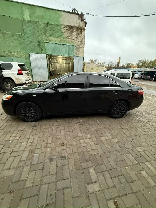 Toyota камри ( toyota camry ) обьем 3.5 2007 года пробег 278 тысячи автомобиль в отличном состояние лакокрасочное покрытие есть не большие моменты ходовая часть в отличном состояние мотор масло не есть, автомат не пинает, работает отлично цена 1.100.000 торг у капота звоните по телефону +79497066737 📞 звоните: +7(949)7066737 - фотография - 7