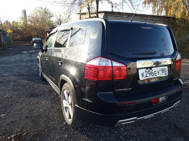 Продам chevrolet орландо родной пробег :156000тыс. км. 2012г выпуска без дтп весь кузов в родном окрасе, на лакокрасочном покрытии присутствует следы эксплуатации ввиде царапин и небольших сколов. технически в хорошем состоянии ( была произведена замена комплекта грм, замена передних и задних тормозных колодок, также была замена масла и фильтра в акпп) салон чистый, ухоженный, не затерт, под чехлами(7 мест) мотор 1.8 бензин акпп, работает исправно. комплектация: - кондиционер (холодит хорошо),4 стеклоподъемника, регулировка зеркал, подогрев передних сидений, андроид магнитола с камерой заднего вида, новая летняя резина, + комплект зимней резины. автомобиль территориально находится в макеевке цена 1350000т. руб. + торг при осмотре, +79493037863 📞 звоните: +7(949)3037863 - фотография - 2