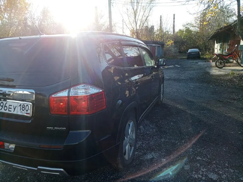 Продам chevrolet орландо родной пробег :156000тыс. км. 2012г выпуска без дтп весь кузов в родном окрасе, на лакокрасочном покрытии присутствует следы эксплуатации ввиде царапин и небольших сколов. технически в хорошем состоянии ( была произведена замена комплекта грм, замена передних и задних тормозных колодок, также была замена масла и фильтра в акпп) салон чистый, ухоженный, не затерт, под чехлами(7 мест) мотор 1.8 бензин акпп, работает исправно. комплектация: - кондиционер (холодит хорошо),4 стеклоподъемника, регулировка зеркал, подогрев передних сидений, андроид магнитола с камерой заднего вида, новая летняя резина, + комплект зимней резины. автомобиль территориально находится в макеевке цена 1350000т. руб. + торг при осмотре, +79493037863 📞 звоните: +7(949)3037863 - фотография - 3