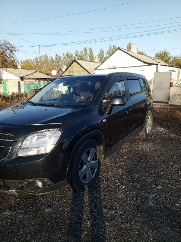 Продам chevrolet орландо родной пробег :156000тыс. км. 2012г выпуска без дтп весь кузов в родном окрасе, на лакокрасочном покрытии присутствует следы эксплуатации ввиде царапин и небольших сколов. технически в хорошем состоянии ( была произведена замена комплекта грм, замена передних и задних тормозных колодок, также была замена масла и фильтра в акпп) салон чистый, ухоженный, не затерт, под чехлами(7 мест) мотор 1.8 бензин акпп, работает исправно. комплектация: - кондиционер (холодит хорошо),4 стеклоподъемника, регулировка зеркал, подогрев передних сидений, андроид магнитола с камерой заднего вида, новая летняя резина, + комплект зимней резины. автомобиль территориально находится в макеевке цена 1350000т. руб. + торг при осмотре, +79493037863 📞 звоните: +7(949)3037863 - фотография - 4