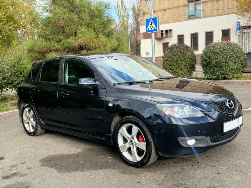 Mazda 3 (рестайлинг) год выпуска 2008 мотор 1.6 самый надежный в линейке, бензин мотор работает ровно не троит не дымит масло от замены до замены. автоматическая коробка передач работает идеально, не пинает не буксует. пробег 187тысяч, подтверждений автотекой. кузов в хорошем состоянии из крашеных деталей задние арки, пороги и крышка багажника, дно в отличном состоянии, пороги покрыты антигравием, из недавних проделанных работ поменяно масло, антифриз, стойки стабилизаторов, новые рулевые тяги, новый акб, установлений хороший свет ксенон, новая резина куплена 3 месяца назад, кузов после полировки. по комплектации климат контроль подогрев сидений датчики света и дождя. четыре стеклоподъёмника с доводчиками. сигнализация центральный замок, автозапуск. автомобиль очень хороший и никогда не подводил, причина продажи покупка другого автомобиля автомобиль можно посмотреть в г. донецке, переоформление без проблем, могу присутствовать в мрео цена 620.000 тысяч торг +79494976240 - фотография - 3