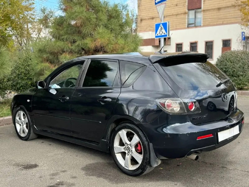 Mazda 3 (рестайлинг) год выпуска 2008 мотор 1.6 самый надежный в линейке, бензин мотор работает ровно не троит не дымит масло от замены до замены. автоматическая коробка передач работает идеально, не пинает не буксует. пробег 187тысяч, подтверждений автотекой. кузов в хорошем состоянии из крашеных деталей задние арки, пороги и крышка багажника, дно в отличном состоянии, пороги покрыты антигравием, из недавних проделанных работ поменяно масло, антифриз, стойки стабилизаторов, новые рулевые тяги, новый акб, установлений хороший свет ксенон, новая резина куплена 3 месяца назад, кузов после полировки. по комплектации климат контроль подогрев сидений датчики света и дождя. четыре стеклоподъёмника с доводчиками. сигнализация центральный замок, автозапуск. автомобиль очень хороший и никогда не подводил, причина продажи покупка другого автомобиля автомобиль можно посмотреть в г. донецке, переоформление без проблем, могу присутствовать в мрео цена 620.000 тысяч торг +79494976240 - фотография - 4