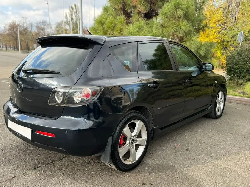 Mazda 3 (рестайлинг) год выпуска 2008 мотор 1.6 самый надежный в линейке, бензин мотор работает ровно не троит не дымит масло от замены до замены. автоматическая коробка передач работает идеально, не пинает не буксует. пробег 187тысяч, подтверждений автотекой. кузов в хорошем состоянии из крашеных деталей задние арки, пороги и крышка багажника, дно в отличном состоянии, пороги покрыты антигравием, из недавних проделанных работ поменяно масло, антифриз, стойки стабилизаторов, новые рулевые тяги, новый акб, установлений хороший свет ксенон, новая резина куплена 3 месяца назад, кузов после полировки. по комплектации климат контроль подогрев сидений датчики света и дождя. четыре стеклоподъёмника с доводчиками. сигнализация центральный замок, автозапуск. автомобиль очень хороший и никогда не подводил, причина продажи покупка другого автомобиля автомобиль можно посмотреть в г. донецке, переоформление без проблем, могу присутствовать в мрео цена 620.000 тысяч торг +79494976240 - фотография - 5
