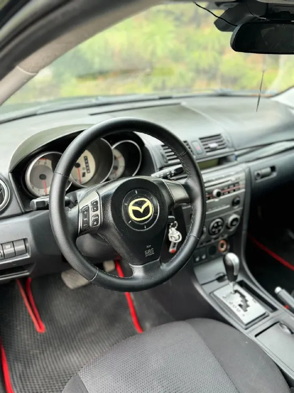 Mazda 3 (рестайлинг) год выпуска 2008 мотор 1.6 самый надежный в линейке, бензин мотор работает ровно не троит не дымит масло от замены до замены. автоматическая коробка передач работает идеально, не пинает не буксует. пробег 187тысяч, подтверждений автотекой. кузов в хорошем состоянии из крашеных деталей задние арки, пороги и крышка багажника, дно в отличном состоянии, пороги покрыты антигравием, из недавних проделанных работ поменяно масло, антифриз, стойки стабилизаторов, новые рулевые тяги, новый акб, установлений хороший свет ксенон, новая резина куплена 3 месяца назад, кузов после полировки. по комплектации климат контроль подогрев сидений датчики света и дождя. четыре стеклоподъёмника с доводчиками. сигнализация центральный замок, автозапуск. автомобиль очень хороший и никогда не подводил, причина продажи покупка другого автомобиля автомобиль можно посмотреть в г. донецке, переоформление без проблем, могу присутствовать в мрео цена 620.000 тысяч торг +79494976240 - фотография - 7