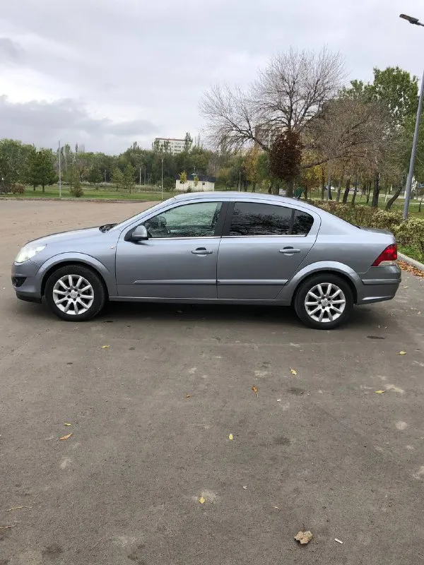 Продам opel астра h рестайлинг комплектация космо 2012 года. пробег: 204.т/км двигатель 1.6 машина в хорошем состоянии, по кузову без корозий и жучков. дно пороги целые. коробка работает идеально без хрустов и вылетов. в комплектация: датчик света, датчик дождя, круизконтроль, партронник, подогрев сидений, подогрев лобового, серворуль, мульти руль. подогрев зеркал и заднего стекла. двигатель работает тихо масло не ест вообще. в целом машина вложений не требует. переоформление без проблем, машина на мне учёт мариуполь. цена:670т. руб тел+79499849262 тел+79497393426 📞 звоните: +7(949)9849262 - фотография - 4