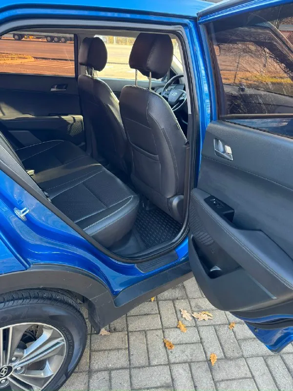 В продаже hyundai creta 2017г. автомобиль без дтп, в родном окрасе, с родным остеклением. пробег 182.000 (родной, подтвержденный) 1 владелец двигатель 2.0 (150 л. с. ) полный привод коробка автомат 2 ключа + сигнализация старлайн с возможностью автозапуска хорошая комплектация: • полный электропакет • мультимедиа bluetooth, громкая связь • кожаный мульти-руль • помощь при спуске • без ключевой доступ • кнопка start stop • камера заднего вида • климат-контроль • кожаный салон • зимний пакет(обогрев лобового и заднего стекла, обогрев зеркал) • подогрев передних и задних сидений • подогрев руля • датчик света, датчик дождя • датчик давления в шинах • адаптивная подсветка поворотов осмотр макеевка, донецк. цена 1.770.000 торг! +79494069493 📞 звоните: +7(949)4069493 - фотография - 5