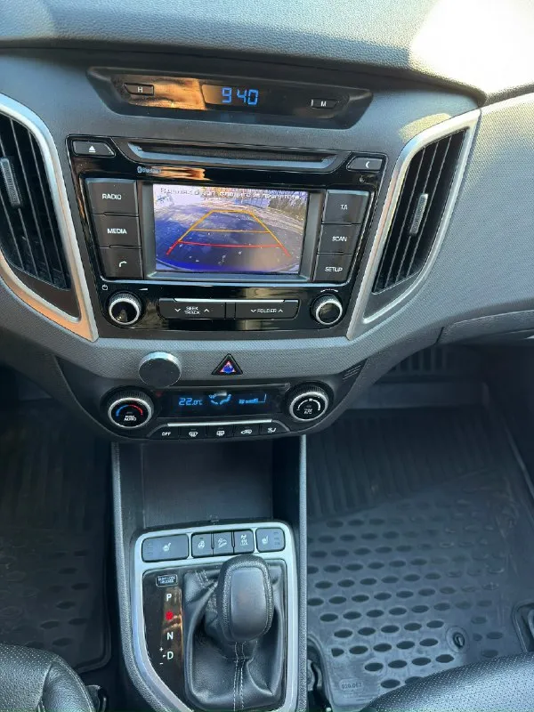 В продаже hyundai creta 2017г. автомобиль без дтп, в родном окрасе, с родным остеклением. пробег 182.000 (родной, подтвержденный) 1 владелец двигатель 2.0 (150 л. с. ) полный привод коробка автомат 2 ключа + сигнализация старлайн с возможностью автозапуска хорошая комплектация: • полный электропакет • мультимедиа bluetooth, громкая связь • кожаный мульти-руль • помощь при спуске • без ключевой доступ • кнопка start stop • камера заднего вида • климат-контроль • кожаный салон • зимний пакет(обогрев лобового и заднего стекла, обогрев зеркал) • подогрев передних и задних сидений • подогрев руля • датчик света, датчик дождя • датчик давления в шинах • адаптивная подсветка поворотов осмотр макеевка, донецк. цена 1.770.000 торг! +79494069493 📞 звоните: +7(949)4069493 - фотография - 8