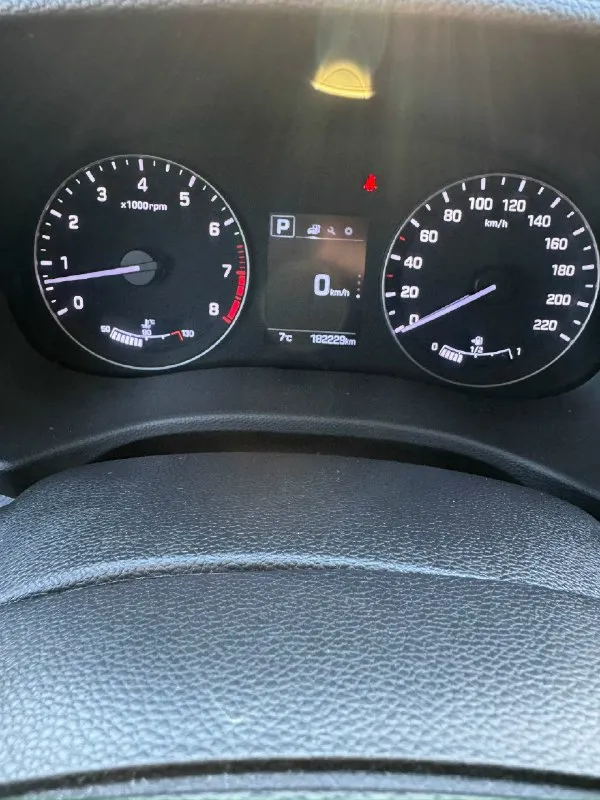 В продаже hyundai creta 2017г. автомобиль без дтп, в родном окрасе, с родным остеклением. пробег 182.000 (родной, подтвержденный) 1 владелец двигатель 2.0 (150 л. с. ) полный привод коробка автомат 2 ключа + сигнализация старлайн с возможностью автозапуска хорошая комплектация: • полный электропакет • мультимедиа bluetooth, громкая связь • кожаный мульти-руль • помощь при спуске • без ключевой доступ • кнопка start stop • камера заднего вида • климат-контроль • кожаный салон • зимний пакет(обогрев лобового и заднего стекла, обогрев зеркал) • подогрев передних и задних сидений • подогрев руля • датчик света, датчик дождя • датчик давления в шинах • адаптивная подсветка поворотов осмотр макеевка, донецк. цена 1.770.000 торг! +79494069493 📞 звоните: +7(949)4069493 - фотография - 9