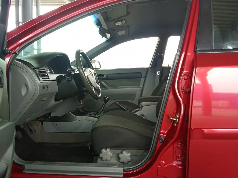 Цена 615 000 + торг продам chevrolet lacetti шывроле лачети корейской сборки авто в идеальном состоянии!! ✓1 хозяин куплен в авто салоне донецка ✓ 2007 год мотор1.6 16 клапанов пробег родной 141 000т км!!! бес единого дтп !! нет нигде коррозии ржавчин царапин и мятин !!! пороги дно стаканы как в новом авто салон идеален ! за авто следили и менялось всё вовремя!! три тыщи км назат заменили масло ремень ролики и свечи по ходовой части всё что нужно было тоже поменял ! авто в ходу как новенькая не стучит ни скрипит мотор работает идеально ! комплектацыя кондиционер заправлен холодит отлично ! гидро усилитель стекло подъемники абс подушки безопасности подогрев зеркал магнитола с экраном камера заднего вида два комплекта колёс лето почти новая и зема на шипах с дисками 2 ключа и серверные книжки осмотр донец номер телефона +79495126369 - фотография - 7