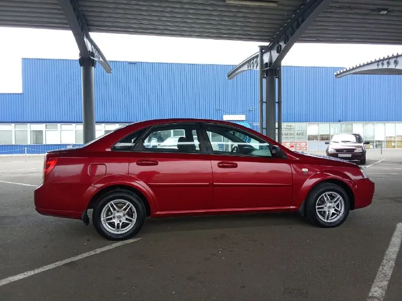 Цена 615 000 + торг продам chevrolet lacetti шывроле лачети корейской сборки авто в идеальном состоянии!! ✓1 хозяин куплен в авто салоне донецка ✓ 2007 год мотор1.6 16 клапанов пробег родной 141 000т км!!! бес единого дтп !! нет нигде коррозии ржавчин царапин и мятин !!! пороги дно стаканы как в новом авто салон идеален ! за авто следили и менялось всё вовремя!! три тыщи км назат заменили масло ремень ролики и свечи по ходовой части всё что нужно было тоже поменял ! авто в ходу как новенькая не стучит ни скрипит мотор работает идеально ! комплектацыя кондиционер заправлен холодит отлично ! гидро усилитель стекло подъемники абс подушки безопасности подогрев зеркал магнитола с экраном камера заднего вида два комплекта колёс лето почти новая и зема на шипах с дисками 2 ключа и серверные книжки осмотр донец номер телефона +79495126369 - фотография - 9