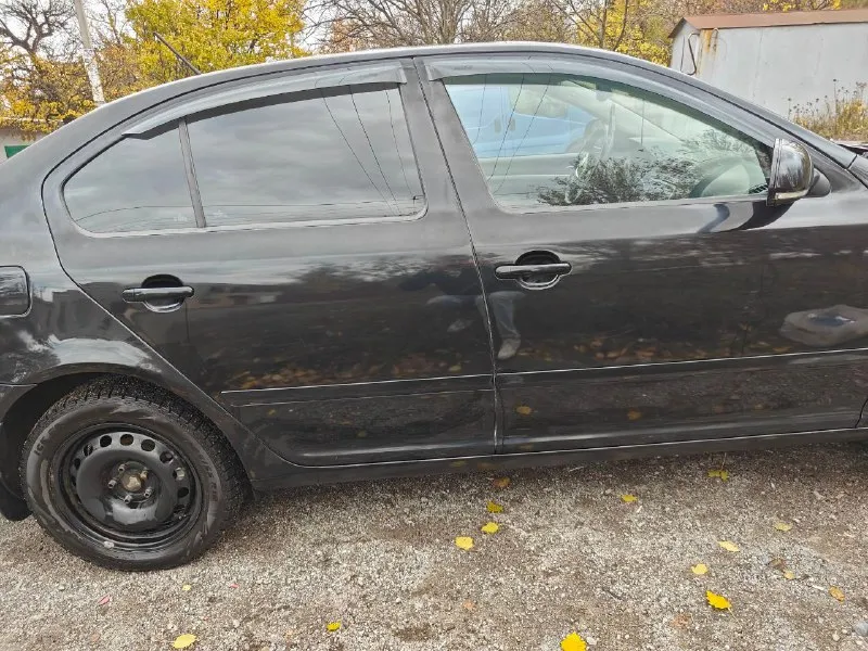 Цена: 800.000 шкода а5 elegance 2011г 1.6 bse на акпп- aisin 09g (6 ступка) - климат 2х зон - подогревы 4х сидений - лед оптика (новые фары в сборе) +старые - подсветка в сторону поворота при повороте руля - 4 парктроника сзади, выводятся на дисплей - 4 стекло подъёмника (авто) - по электрике куча опций (настраиваемых) – приветственный, провожающий свет, складывание и подогрев боковых зеркал, зеркала движутся при включении r заднего хода итд. - заводская музыка и магнитола bolero, играет нормально - мультрируль - салон эва кожа-ткань комбинированный (перешита) включая дверные карты, подлокотник. (в общем максималка с доп. пакетом по комплектации) по технической части все ок, срочных и объемных вложений не требует, сел-поехал. моменты по лкп все видны на фото. по низам, порогам-днищу целая. г. донецк, киевский р-н. +79493164975 - фотография - 3