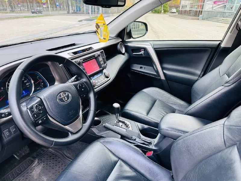Toyota rav4 официал! 2013г бензин 2.0 автомат максимальная комплектация!!! 123 родного пробега!!! автомобиль не требует вложений! есть все для комфортного вождения!! без ключевой доступ, старт/стоп, салон кожа, электро регулировка сидений, подогрев сидений, парктроник, камера заднего вида, монитор, электро багажник, климат/контроль, круиз/контроль, мульти руль, и многое другое…. . с документами полный порядок!!!! переоформление в мрэо!! цена 1,595❗️цена на два дня!!!!!!!!!!!!! все вопросы по тел +79494681080 📲 tg: дмитрий 📞 звоните: +7(949)4681080 - фотография - 9