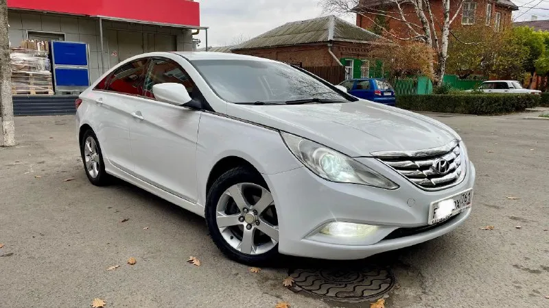 Цена: 950.000₽. торг продаю hyundai sonata vf по документам авто чистая, любое оформление, автомобиль в прекраснейшем состоянии, не битый, без гнили и ржавчины, по технической части автомобиль полностью обслужен, мотор работает без нареканий, масло не ест от слова совсем, коробка работает идеально, во всех режимах, ходовая полностью обслужена, комплектация: климат контроль обслужен, датчик света и дождя, esp, abs, подогрев сидений и зеркал, полный стеклопакет, штатная сигнализация, родная мультимедиа, установлен ксенон в два этажа, новая зимняя резина на литье. звоните в любое время торг у капота. возможен обмен на авто дешевле. двигатель:2.0.бензин год: 2011 пробег: 190 к коробка: автомат 6 ступеней. г харцызск-макеевка тел +79495293246 - фотография - 1