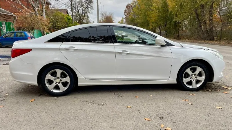 Цена: 950.000₽. торг продаю hyundai sonata vf по документам авто чистая, любое оформление, автомобиль в прекраснейшем состоянии, не битый, без гнили и ржавчины, по технической части автомобиль полностью обслужен, мотор работает без нареканий, масло не ест от слова совсем, коробка работает идеально, во всех режимах, ходовая полностью обслужена, комплектация: климат контроль обслужен, датчик света и дождя, esp, abs, подогрев сидений и зеркал, полный стеклопакет, штатная сигнализация, родная мультимедиа, установлен ксенон в два этажа, новая зимняя резина на литье. звоните в любое время торг у капота. возможен обмен на авто дешевле. двигатель:2.0.бензин год: 2011 пробег: 190 к коробка: автомат 6 ступеней. г харцызск-макеевка тел +79495293246 - фотография - 6