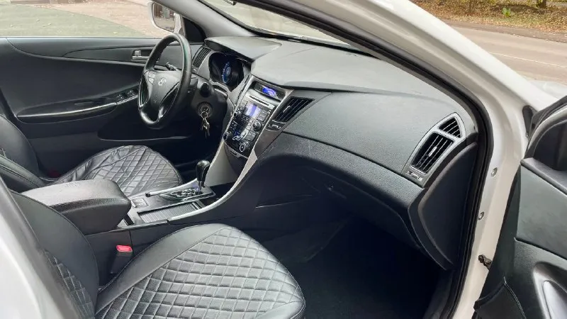 Цена: 950.000₽. торг продаю hyundai sonata vf по документам авто чистая, любое оформление, автомобиль в прекраснейшем состоянии, не битый, без гнили и ржавчины, по технической части автомобиль полностью обслужен, мотор работает без нареканий, масло не ест от слова совсем, коробка работает идеально, во всех режимах, ходовая полностью обслужена, комплектация: климат контроль обслужен, датчик света и дождя, esp, abs, подогрев сидений и зеркал, полный стеклопакет, штатная сигнализация, родная мультимедиа, установлен ксенон в два этажа, новая зимняя резина на литье. звоните в любое время торг у капота. возможен обмен на авто дешевле. двигатель:2.0.бензин год: 2011 пробег: 190 к коробка: автомат 6 ступеней. г харцызск-макеевка тел +79495293246 - фотография - 8