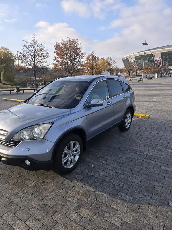 Продажа от собственника. чистокровный японец хонда cr-v. год выпуска 2008, объем двигателя 2.0. коробка обычный автомат, надёжный как автомат калашникова. машина в отличном состоянии, абсолютно без вложений. двигатель работает идеально, масло от замены до замены. коробка листает, ходовка мячек, кузов ровный без намёка на ржавчину. салон как у новой машины в идеальном состоянии. хорошая комплектация - круиз - климат - подогрев сидений, зеркал, заднего стекла - парктроники - складывание зеркал - датчик света и дождя - 4 электросклоподъемника - мульти руль в машине работает каждая кнопка. несмотря на возраст машина даст фору современным авто. я собственник по тех паспорту. новая зимняя резина. причина продажи срочно нужны деньги. цена 1200 000 тел +79495058416 - фотография - 3