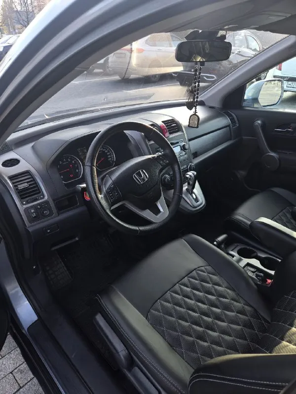 Продажа от собственника. чистокровный японец хонда cr-v. год выпуска 2008, объем двигателя 2.0. коробка обычный автомат, надёжный как автомат калашникова. машина в отличном состоянии, абсолютно без вложений. двигатель работает идеально, масло от замены до замены. коробка листает, ходовка мячек, кузов ровный без намёка на ржавчину. салон как у новой машины в идеальном состоянии. хорошая комплектация - круиз - климат - подогрев сидений, зеркал, заднего стекла - парктроники - складывание зеркал - датчик света и дождя - 4 электросклоподъемника - мульти руль в машине работает каждая кнопка. несмотря на возраст машина даст фору современным авто. я собственник по тех паспорту. новая зимняя резина. причина продажи срочно нужны деньги. цена 1200 000 тел +79495058416 - фотография - 6